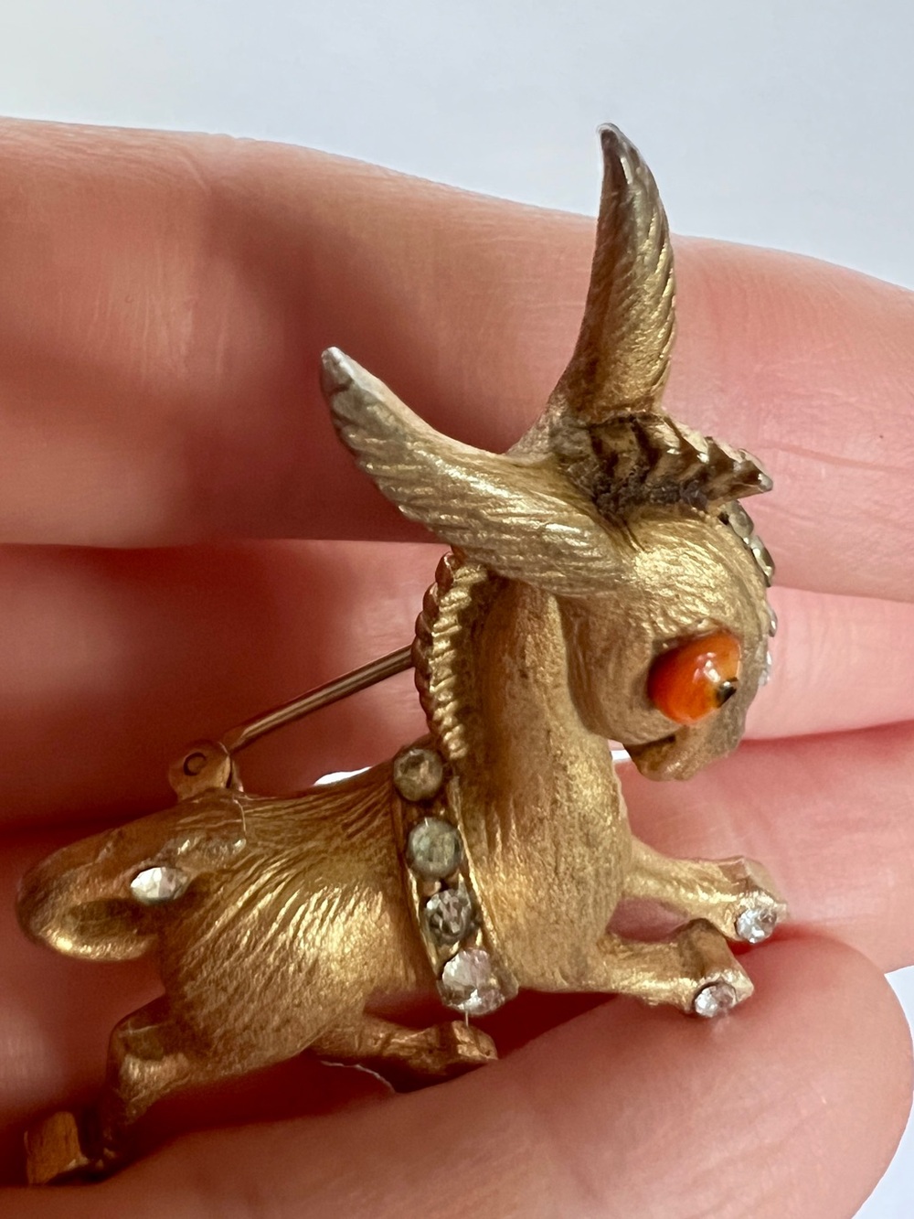 Vintage Weiss Donkey Brooch Signed Brushed Gold Tone Rhinestones and Orange Eye - Picture 4 of 5